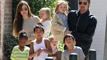 Brad Pitt e Angelina Jolie com os filhos