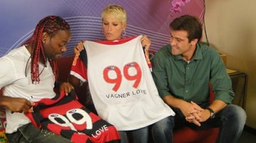 Xuxa ganha camisa autografada por Vagner Love - TV Globo / Blad Meneghel