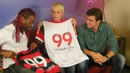 Xuxa ganha camisa autografada por Vagner Love - TV Globo / Blad Meneghel