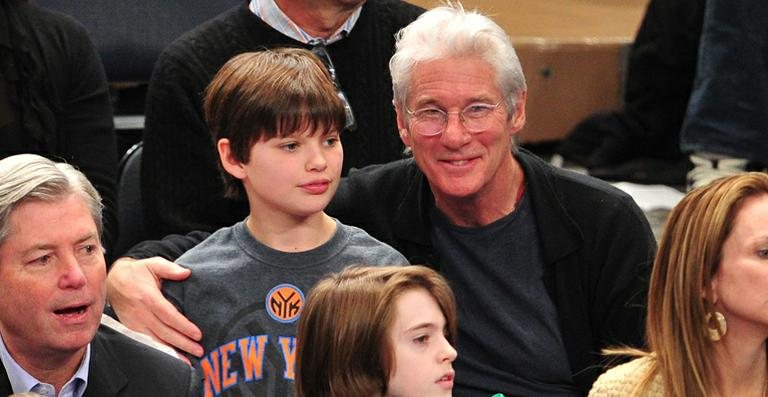 Ao lado do filho Homer James, Richard Gere curte jogo da NBA - Getty Images