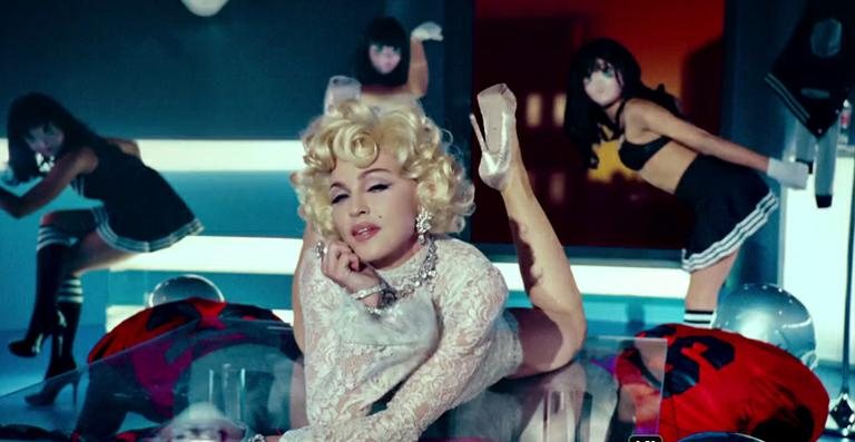Madonna no clipe 'Give Me All Your Luvin' - Reprodução