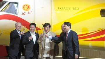 Jackie Chan durante cerimônia de entrega do avião que comprou da Embraer - Francisco Cepeda / AgNews