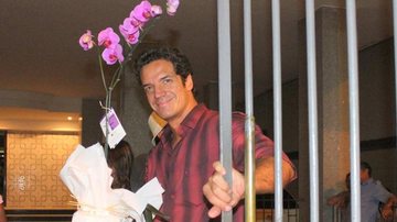 Carlos Machado leva orquídea a aniversário no Rio de Janeiro - Fausto Candelária / AgNews