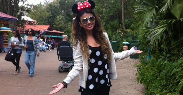 Paula Fernandes posa de Minnie Mouse durante passeio pela Disney - Reprodução/ Twitter
