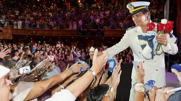 O cantor distribui rosas às fãs durante show a bordo de navio. - Samuel Chaves