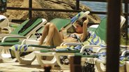 No sábado, 4, a estrela americana curte o sol na piscina do hotel, no Rio. - AgNews