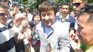 Jackie Chan é rodeado por fãs nas Cataratas do Iguaçu - Divulgação