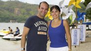 O empresário Rodrigo Coutinho e sua mulher, Isabel Coutinho, trade marketing de Coppertone, visitam o Espaço Kids da marca de protetor solar, na praia. O local, feito com eucaliptos de reflorestamento e adornado com pufes de couro ecológico, mostra toda a