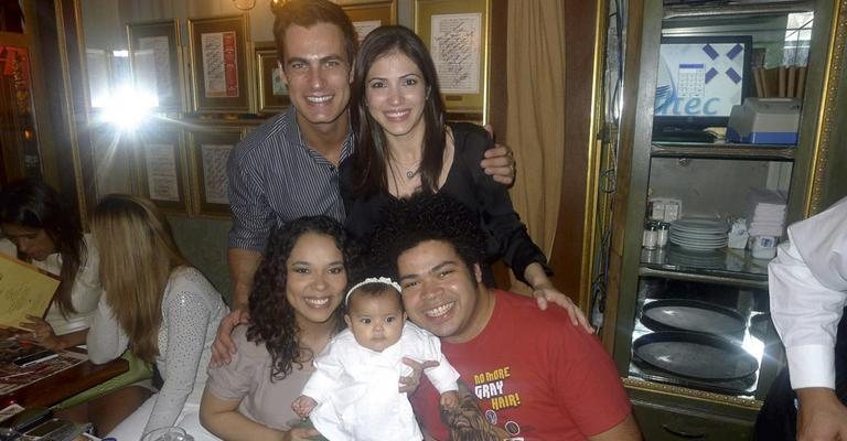 Marcelly Anselmé, eleita do ator Carlos Casagrande, recebe o casal Micheli Machado e Robson Nunes, com a filha, Morena, na comemoração dos seus 31 anos, em São Paulo.