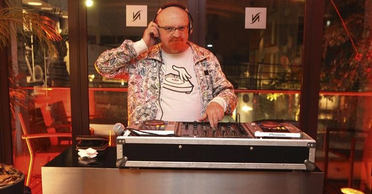 O músico e DJ Kid Vinil comanda o som de coquetel de relançamento de cafeteira, em São Paulo.