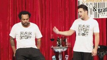 Os humoristas Marcelo Marrom e Rodrigo Capella apresentam show de standup comedy em bar de SP.