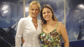 Em SP, a apresentadora Silvia Canquerini recebe a cantora Barbara Marques na atração do canal virtual All TV.