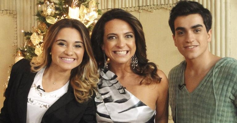 Claudia Tenório, ao centro, recebe a dupla Brunna e Mateus em atracão da Rede Vida, em São Paulo.