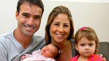 Guilherme Arruda e Patricia Maldonado com as filhas, Maitê e Nina - Reprodução/Twitter
