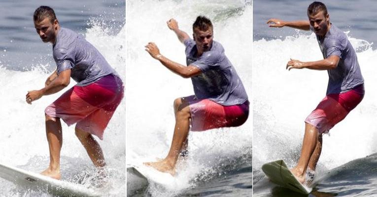 Rodrigo Hilbert surfa na prainha do Recreio dos Bandeirantes - Adilson Lucas / AgNews
