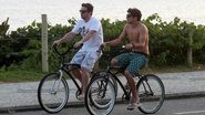 Caio Castro anda de bicicleta junto com amigo - Marcos Ferreira / PhotoRioNews
