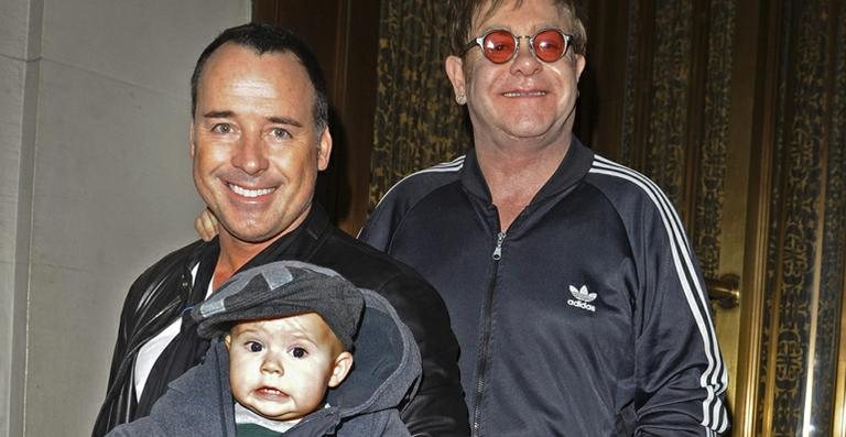 Elton John e David Furnish com o primogênito Zachary - Splash News