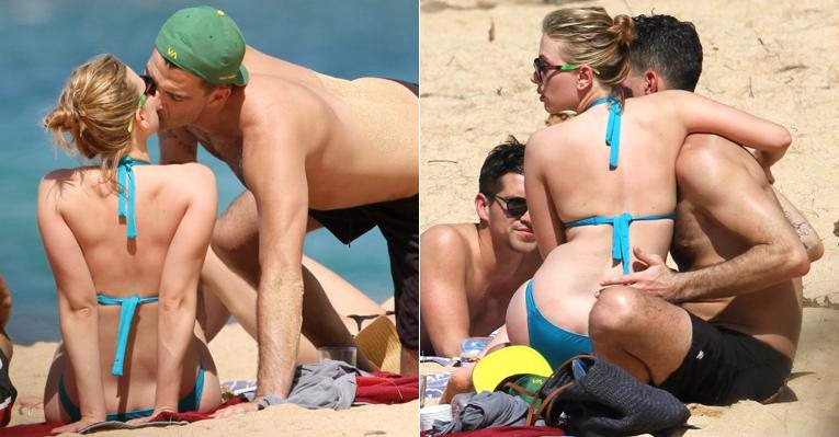 Scarlett Johansson pega uma praia com o namorado Nate Naylor, no Havaí - Splash News / splashnews.com