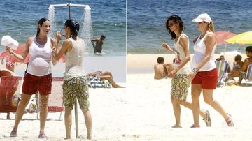 A atriz toma chuveirada após caminhar pela praia do Leblon, Rio, com uma amiga. Feliz com a gravidez, já planeja aumentar a família. - Gil Rodrigues