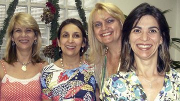 Nina Kuznetzow, 3ª esq. p/ dir., conhece as novidades do salão de beleza das irmãs Elisete, Elisabete e Helena Ramalho, no ABC paulista.