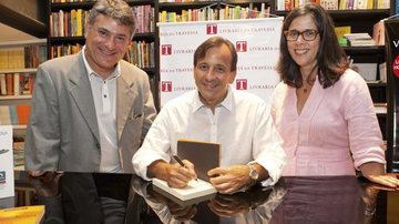 Na capital paulista, Renato Castanhari Jr., ao centro, lança livro e é prestigiado pelo casal de jornalistas Cléber Machado e Mônica Pinheiro.