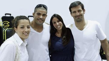 Maria Beatriz Costa e Fernanda Abreu recebem, em feira de acessórios, em SP, o lutador de UFC Rousimar Palhares e seu treinador, Murilo Bustamante.