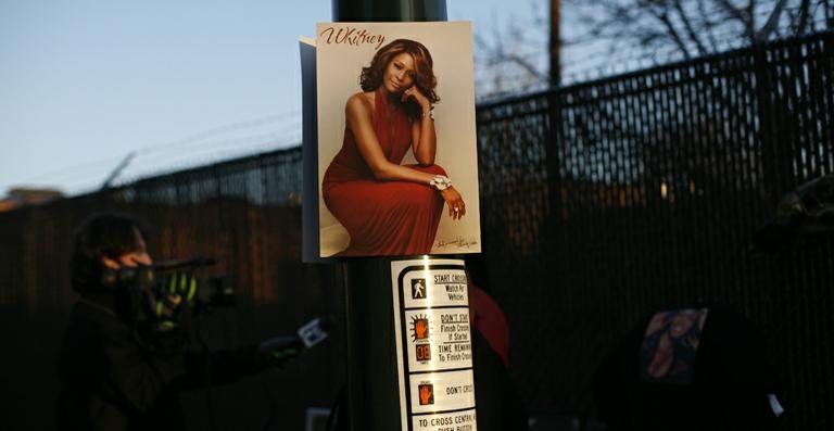 Fãs colocam fotos de Whitney Houston ao redor da Igreja Batista New Hope, em Newark, onde a cantora é velada - Getty Images