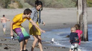 Justin Bieber e Selena Gomez passam dia na praia com os irmãos dele - GrosbyGroup