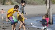 Justin Bieber e Selena Gomez passam dia na praia com os irmãos dele - GrosbyGroup
