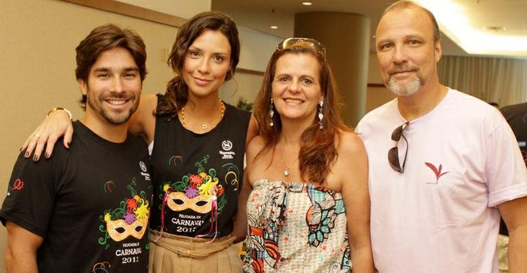 Camila Rodrigues com o noivo, Roberto Costa, e os pais Alvaro e Eliete - Raphael Mesquita/Photo Rio News