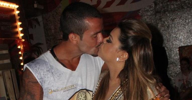 Preta Gil dá beijo apaixonado no marido Carlos Henrique Lima no camarote Expresso 2222 em Salvador - Rodrigo dos Anjos e Wesley Cost / AgNews