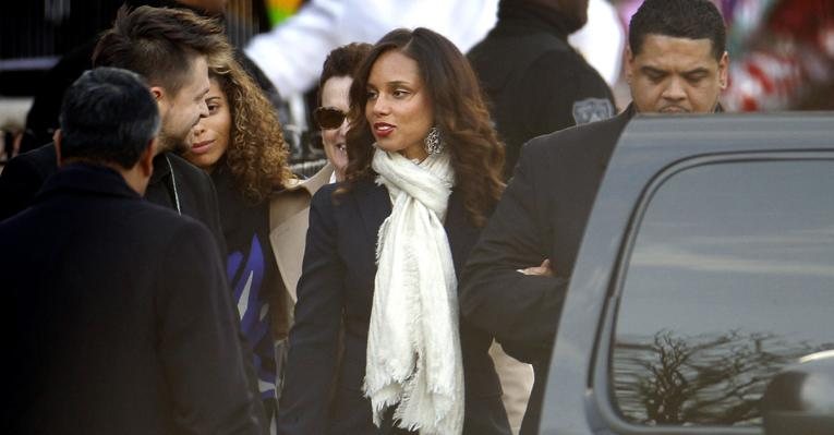 Alicia Keys canta no funeral de Whitney Houston - Reuters