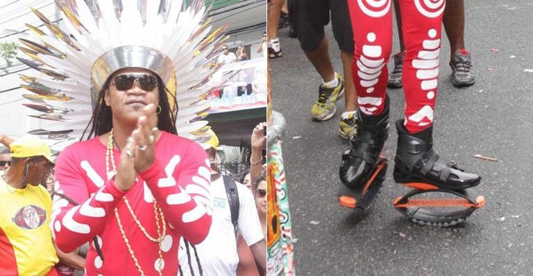 Carlinhos Brown usa botas especiais para ficar mais alto no carnaval - Daniel Delmiro e Adilson Lucas / AgNews