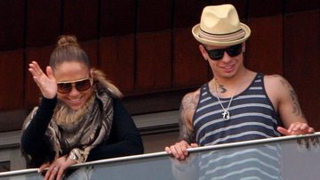 Jennifer Lopez, ao lado do namorado Casper Smart, na sacada seu quarto no Hotel Fasano - Gil Rodrigues/PhotoRio News