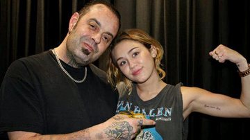 Miley Cyrus exibe sua 10ª tatuagem - Reprodução/Facebook