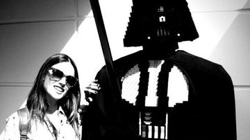 Alessandra Ambrosio ao lado de Darth Vader - Reprodução/Twitter