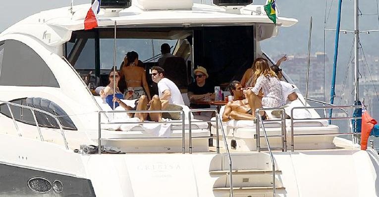 Jennifer Lopez faz passeio de iate com o namorado Casper Smart e o casal Álvaro Garnero e Cristiana Arcangeli - The Grosby Group