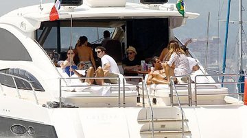 Jennifer Lopez faz passeio de iate com o namorado Casper Smart e o casal Álvaro Garnero e Cristiana Arcangeli - The Grosby Group