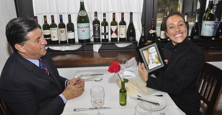 Carlos Nascimento comemora os 39 anos da colega de bancada do Jornal do SBT, Cynthia Benini, em restaurante de São Paulo.