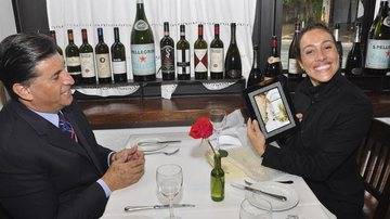 Carlos Nascimento comemora os 39 anos da colega de bancada do Jornal do SBT, Cynthia Benini, em restaurante de São Paulo.