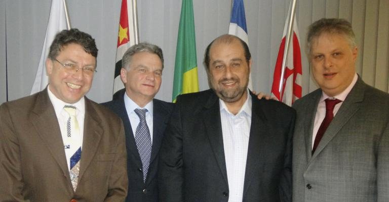 Novo presidente da Federação Israelita do Estado de São Paulo, Mario Fleck, 2º da esq. p/ dir., é felicitado por Alberto Milkewitz, Boris Ber e Ricardo Berkiensztat, SP.