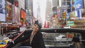 Apresentadora do Estilo & Saúde, da Record, Amanda Françozo curte folga em NY, visita pontos turísticos, como a Times Square, e faz compras.