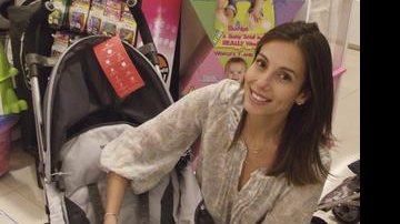 Em SP, a atriz da novela global Fina Estampa Tania Khalill confere carrinho para a filha Laura, de 11 meses, de sua união com Jair de Oliveira.