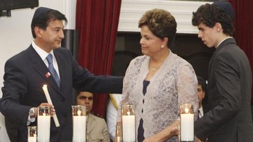 Ladeada por Claudio Lottenberg e Ciriel Sztamfater Benjamin, a presidente Dilma Rousseff lembra as vítimas do holocausto, em Salvador.