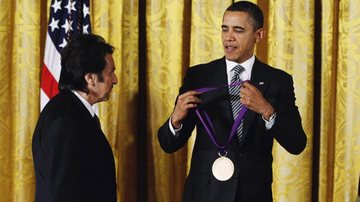Barack Obama entrega medalha ao astro - Reuters/Jason Redd