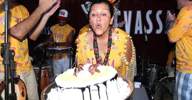 Regina Casé e seu bolo de aniversário - Cleomir Tavares  / Divulgação