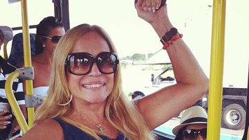 Susana Vieira é clicada pelo namorado Sandro Pedroso dentro de um ônibus - Reprodução/Twitter