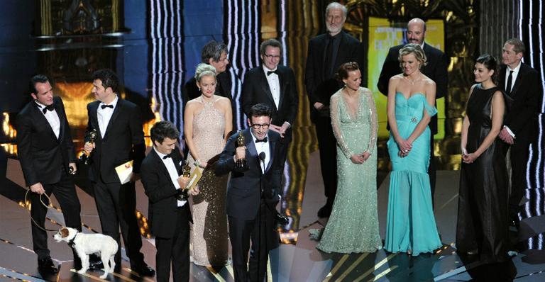 Elenco e produtores de 'O Artista' recebem o Oscar de Melhor Filme - Getty Images