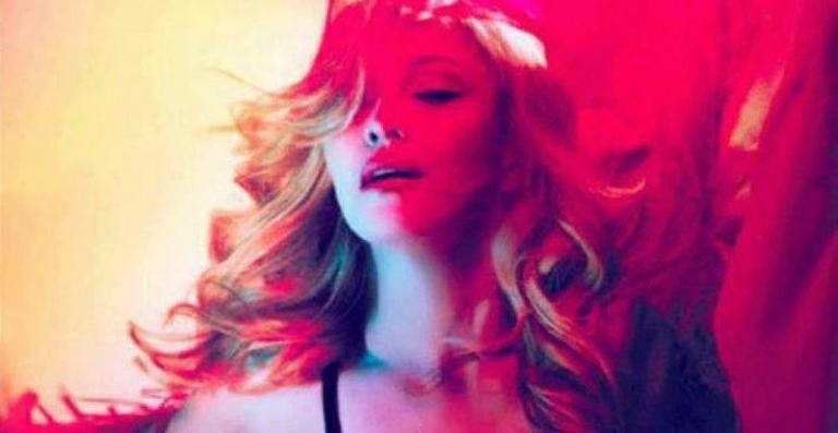 Madonna aparece de sutiã na capa do single 'Girls Gone Wild' - Reprodução