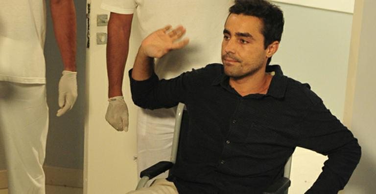Vicente sai do hospital de cadeiras de rodas - Renato Rocha Miranda/TV Globo